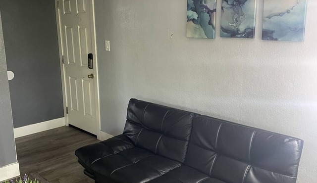 Cozy Apartment Near Downtown Sacramento!