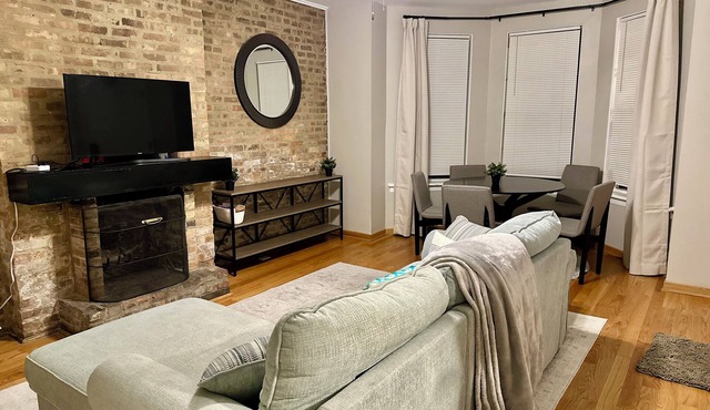 Cozy apartment near zoo, DePaul, Oz Park and much more!