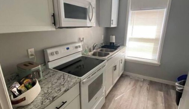 Cozy apartment next to Fountain lake, hospital and downtown restaurants.