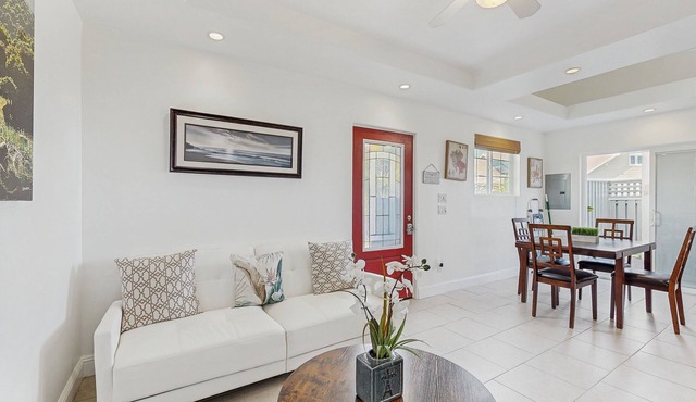 Cozy apartment on botanical estate near the ocean with WIFI & Smart TV