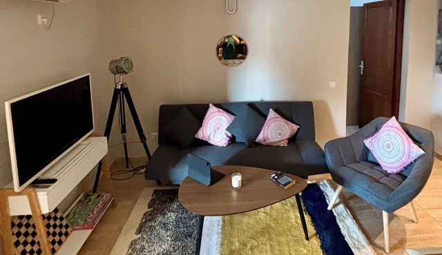 Cozy apartment/relaxing terrace, 10min to Beaches and restaurants