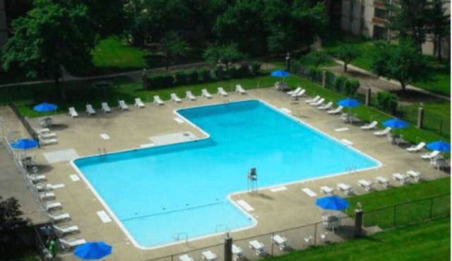 Cozy apartment in District Heights with Heat, WiFi, a pool and a gym.