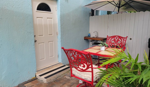 Cozy apartment in charming West Palm Beach with AC, WiFi