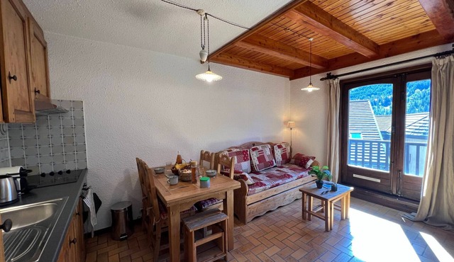 Cozy Apartment · Village Center · Fireplace · Mountain Views · 10 Min to Pistes