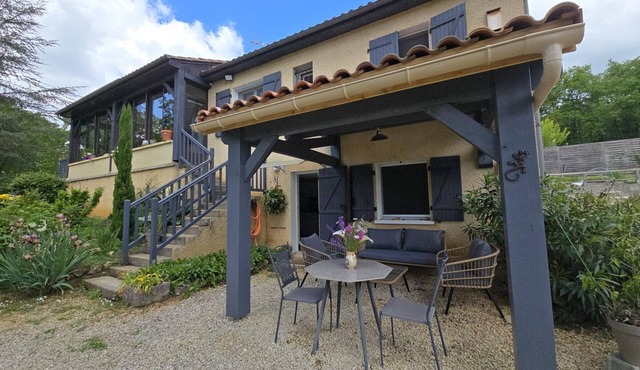 Cozy apartment with terrace and pool in Périgord Noir