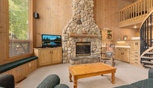 Cozy Apartment w/Lake Access + Pool & Trails