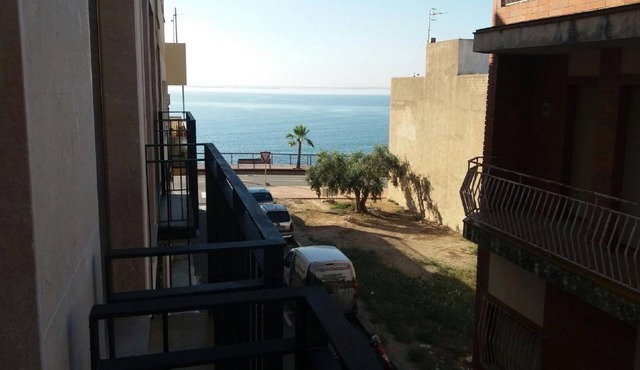 COZY APARTMENT WITH BALCONY WITH SEA VIEWS, 50M FROM THE BEACH + WIFI