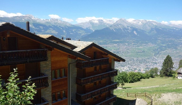 Cozy Apartment With Valley Views