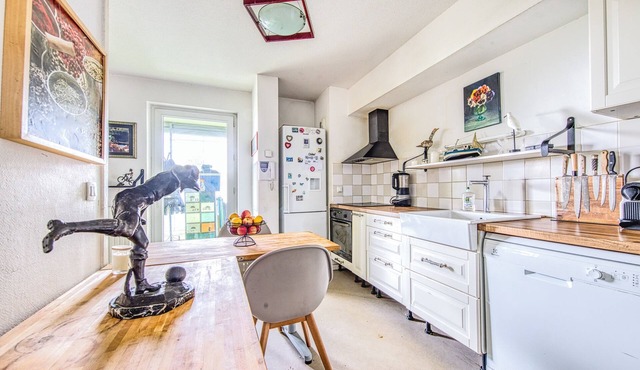 Cozy Apartment with Covered Terrace and Free Parking in Bègles