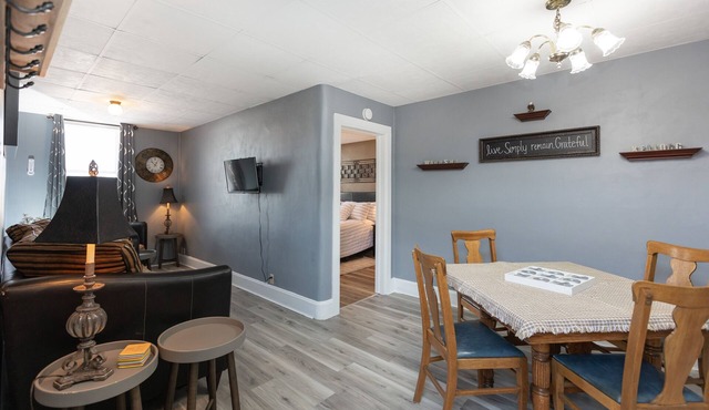 Cozy Apartment with Deck 1 Min. from Mississippi River & National Eagle Center.