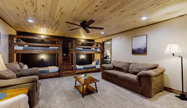 Cozy apartment with full kitchen, patio, grill & convenient location