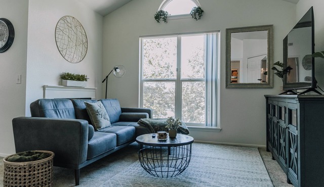 Cozy apartment with hot tub/pool only minutes from canyons!