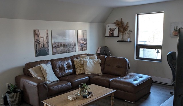 Cozy Apartment with Large Balcony, Steps to Metro and Downtown Montreal