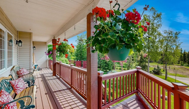 Cozy apartment with large deck with views, hot tub & wood stove
