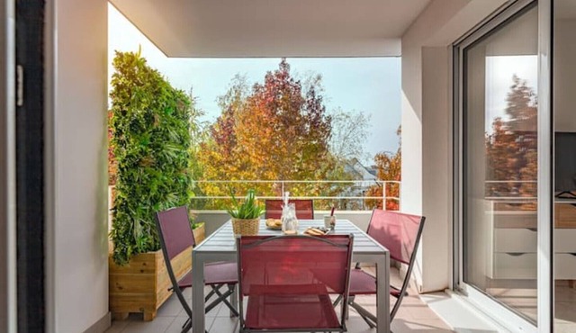 Cozy apartment with large balcony and private parking