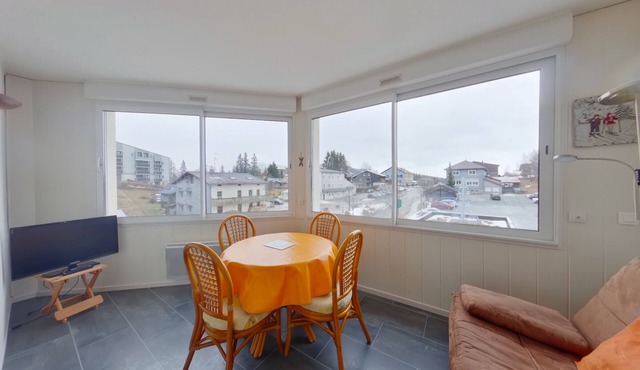 Cozy apartment with loggia in the heart of Jura