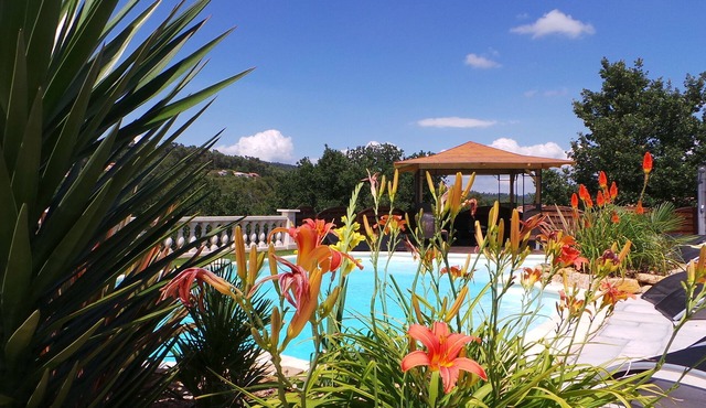 Cozy apartment with pool access, unobstructed view of the valley, quiet