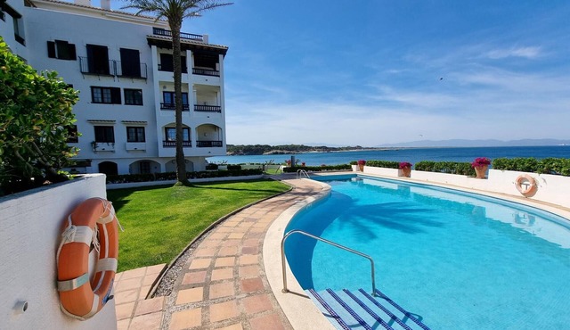 Cozy apartment with private terrace and communal pool in L'Escala