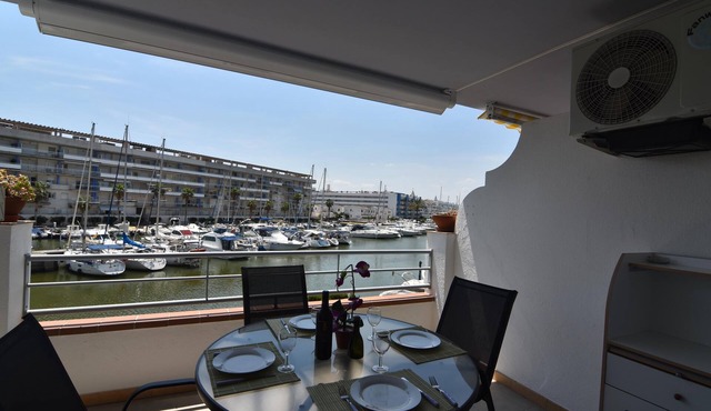 Cozy Apartment with Terrace and Canal Views, Near the Beach in Roses, Costa Brava.