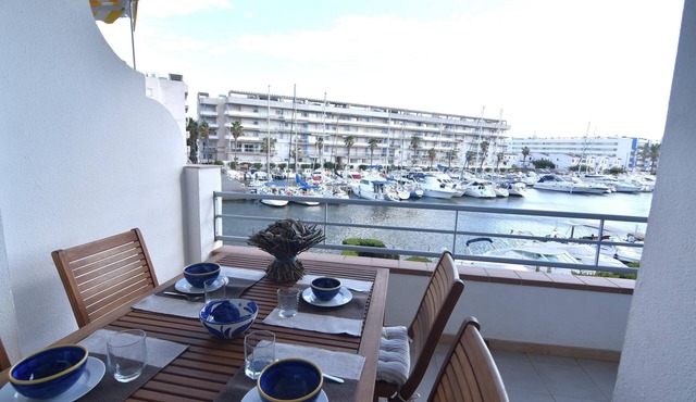 Cozy Apartment with Terrace and Canal Views, Near the Beach in Roses, Costa Brava.
