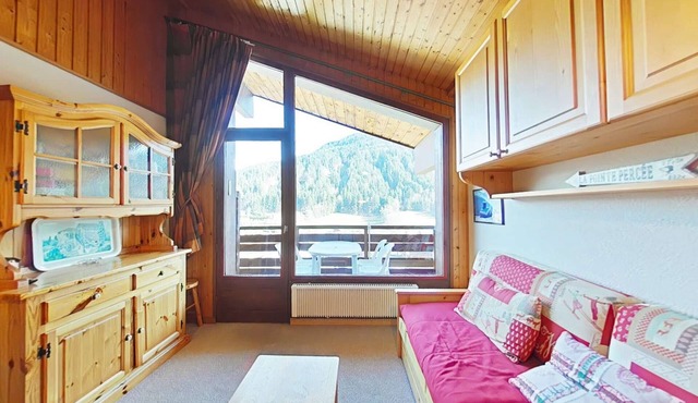 Cozy apt 5 people, 300m from center, parking, pets allowed