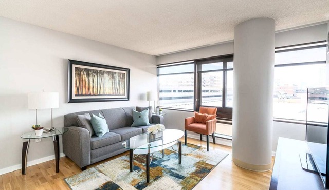 Cozy Apt Downtown with Gym