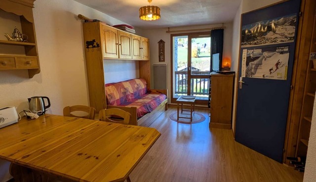 Cozy apt for 4, near slopes and pool