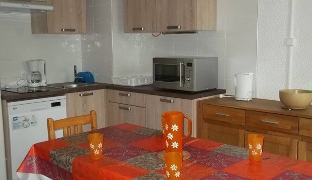 Cozy Apt for 8 Near Ski Lifts with Balcony, 2 Bedrooms, Ski Locker, and Modern Amenities