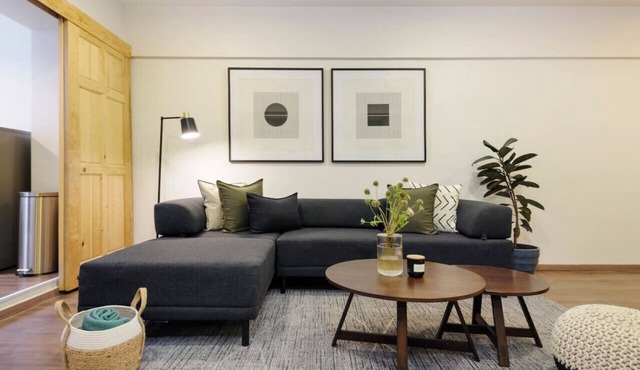 Cozy Apt. hidden inside an Antiques plaza @Juarez