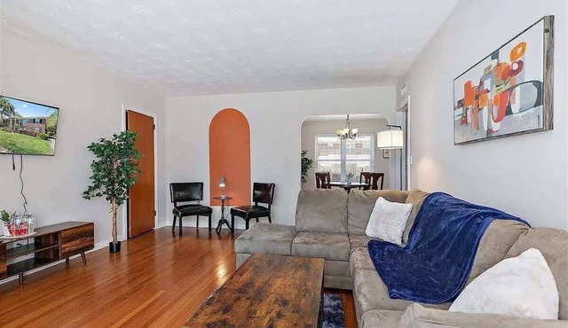 *Cozy Apt in Riverside*- Wi-Fi, Riverfront, Tv