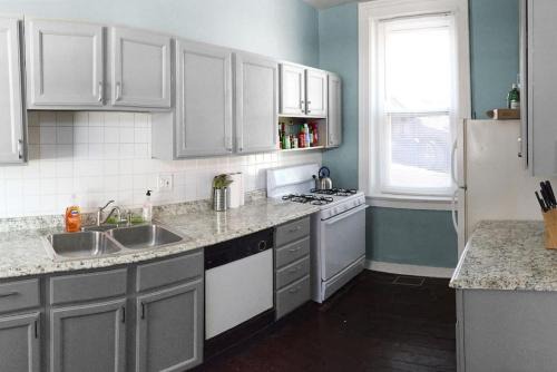 Cozy Apt in Walkable Area Downtown with Parking