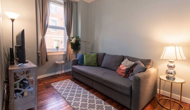 Cozy Apt in Walkable Area Downtown w/Parking
