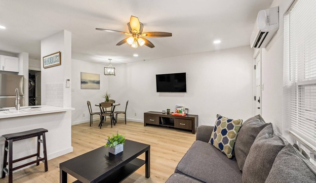 Cozy Apt Near Midtown + Montrose | Desk Games WiFi