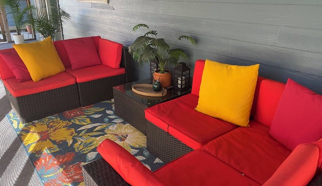 Cozy Apt Quite close to everything, plenty of parking for vehicles, watercraft.