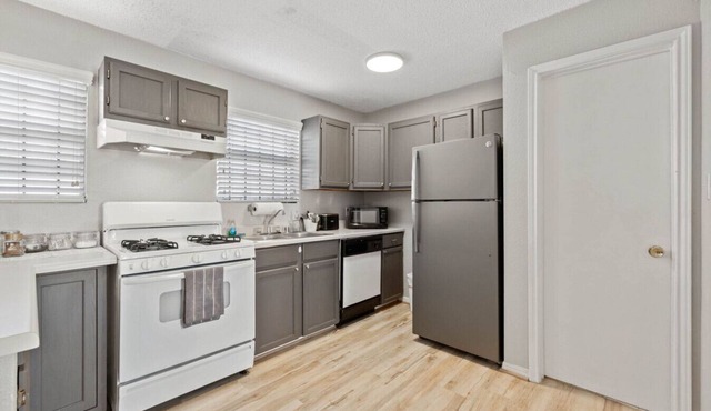 Cozy Apt Sleep 6 near Downtown & Med Center!