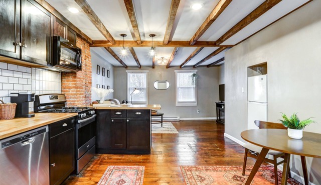 Cozy Apt Steps From River Trail