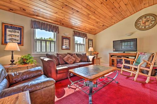 Cozy Apt w/Hot Tub & Deck, 10 Mi to Stowe Resort!