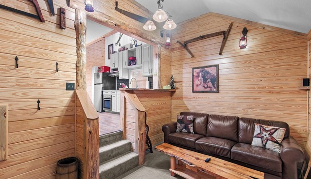 Cozy Apt w/Master BR + 2 Bed Kids Loft. Covered Parking/Deck/BBQ area & Firepit