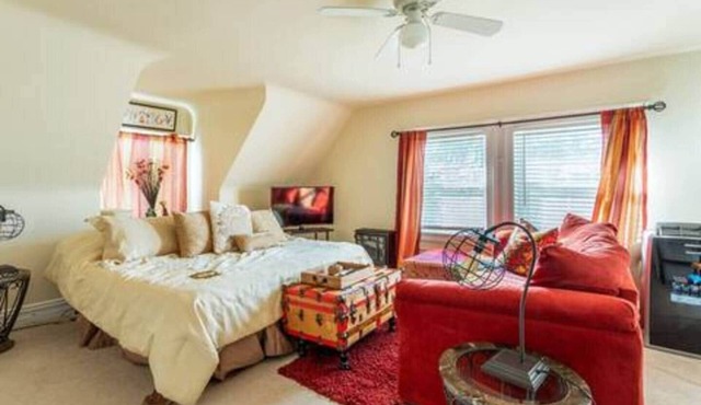 Cozy Apt Walkable to Shop, Eat & NYC Transport