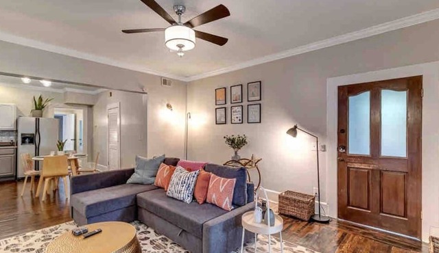 Cozy APT with Large Deck - 2 blocks from 5 Points!