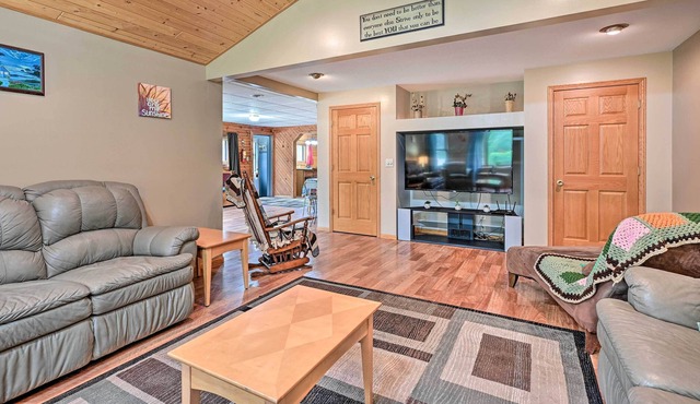 Cozy Arkdale Home w/ Fire Pit, Walk to Lake!