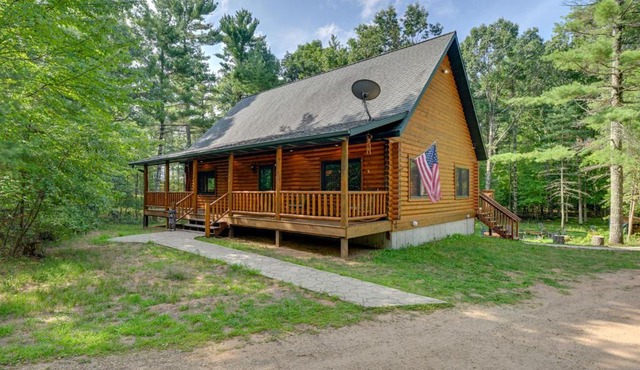 Cozy Arkdale Wood Cabin Near Petenwell Lake!