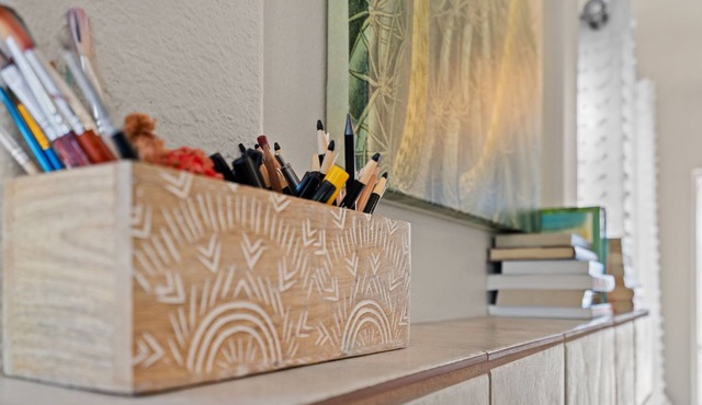 Cozy Art Retreat: Gourmet Kitchen + Workspace