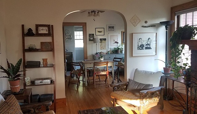 Cozy Artist Cottage, convenient to down town & UIowa