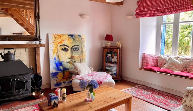 Cozy & Artistic 2-Bedroom Cottage Near Brocéliande