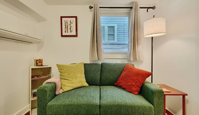 Cozy, artsy 2-bedroom, private apartment with WiFi, AC in vibrant Baltimore