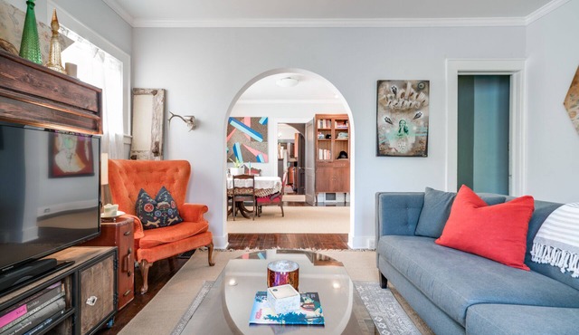 Cozy artsy bungalow in Downtown ATL