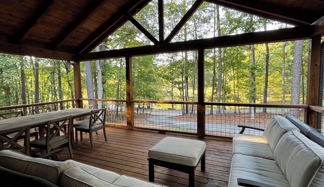 Cozy Athens Retreat- All Decked Out with Pond View-7 miles from Dwntwn