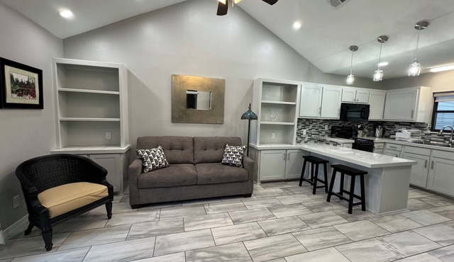Cozy atmosphere 5 minutes to Sports complex, Expo center and downtown.