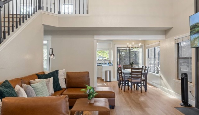 Cozy Austin Stay ★ Massage Chair Outdoor Grill Bar Sleeps 10 Lake Trail